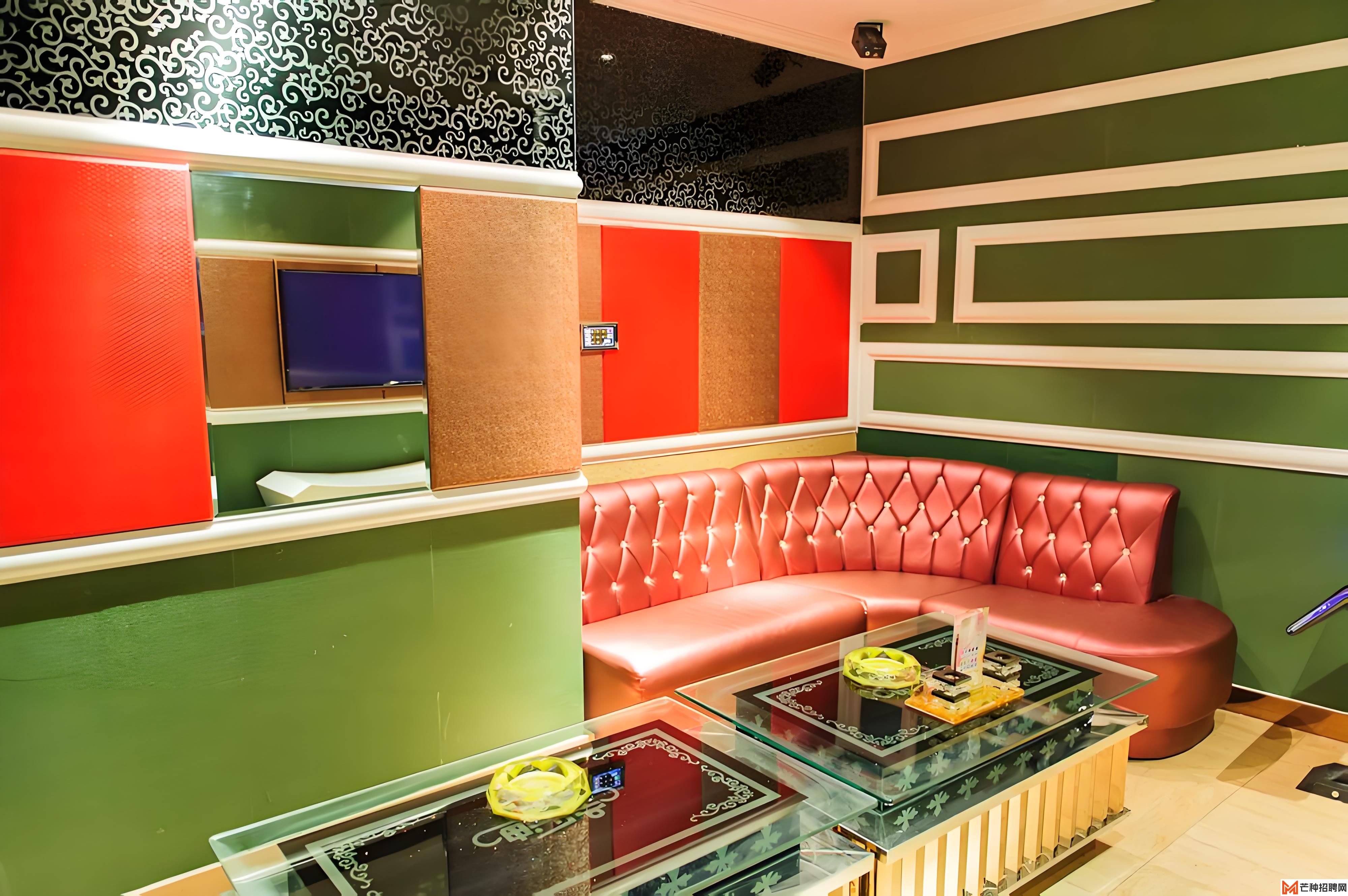 重庆新牌坊：深夜食堂与酒吧的完美结合